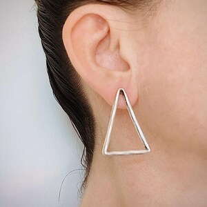 Einfache Dreieck Ohrringe Geometrische Silber Ohrringe für Frauen und Männer, Minimalistische Ohrringe Nicht-binärer Schmuck, skulpturale große Ohrstecker
