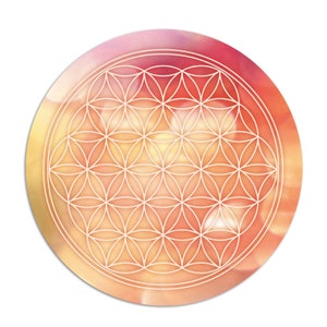 Könnte beinhalten: Ein kreisförmiges Mandala-Design mit einem Lebensblume-Muster in Weiß auf einem Hintergrund aus orangefarbenem, gelbem und rosafarbenem Aquarell.