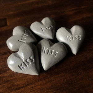 Conjunto de corazones de hormigón/corazones de &#39;beso&#39; y &#39;abrazo&#39;