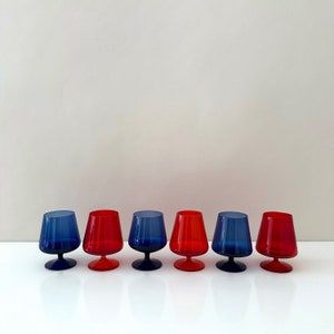 さまざまな色のコニャックグラス、ビンテージのカラフルなグラス、ミッドセンチュリーグラス、バーアクセサリー、60年代