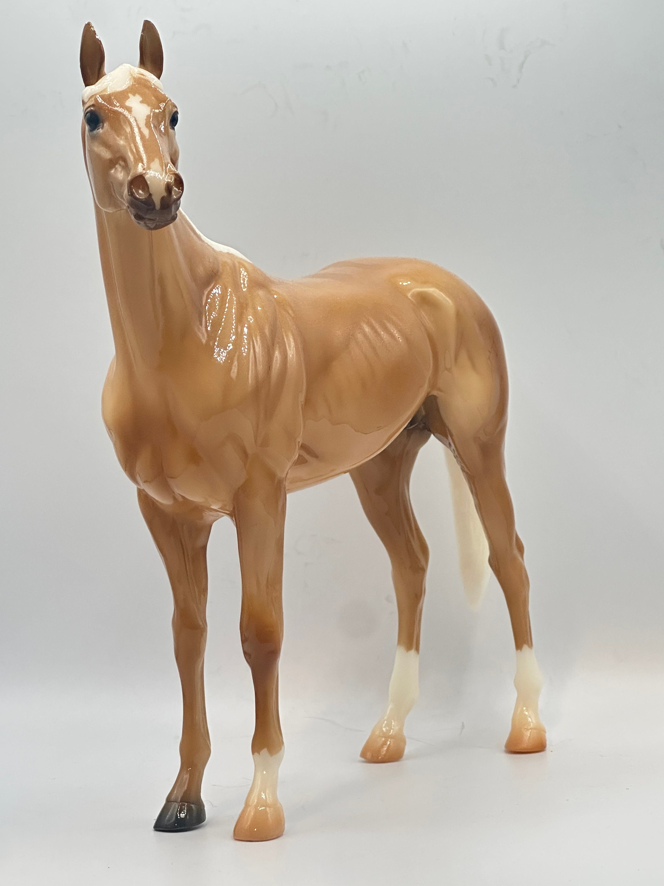 2024 Breyer Holiday Stirrup Ornament ~ Après Ski – Triple Mountain Model Horses