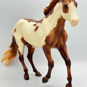 Breyer #712393 Notoriously Framed 2021 Collector&#39;s Club Web Special. Short mane version