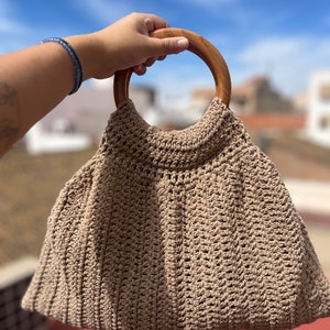 cartera tejida a crochet con algodón reciclado y asas de madera