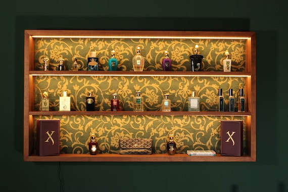 Portaprofumi di lusso individuale, portaoggetti per oggetti decorativi,  come portaoggetti da parete galleggiante con un'esclusiva parete posteriore  in tessuto e illuminazione -  Italia