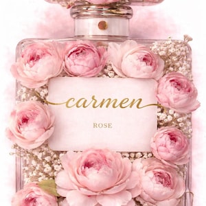 Puede incluir: Un diseño de frasco de perfume con rosas rosas y paniculata. El frasco es rectangular y parece ser de vidrio transparente. La etiqueta dice "carmen ROSE" en escritura dorada. El diseño está sobre un fondo rosa suave.