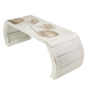 Könnte beinhalten: Weißer Holz-Couchtisch mit geschwungenem Design und einem geschnitzten Blumenmuster auf der Oberseite.