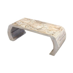 Könnte beinhalten: Weißer Holz-Couchtisch mit geschwungenem Design und Palmen-Schnitzereien auf der Oberseite.