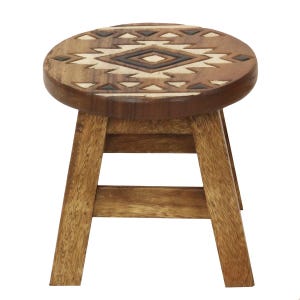 Könnte beinhalten: Ein kleiner Holzschemel mit runder Oberseite und drei Beinen. Die Oberseite weist ein geometrisches Design in Braun-, Beige- und Schwarztönen auf. Der Hocker ist aus hellbraunem Holz gefertigt und hat ein rustikales, handwerkliches Aussehen.
