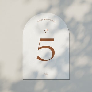 Modello personalizzato per segnaposto per matrimonio da sogno in Canva. Forma ad arco minima. Facile da personalizzare. Estetica di lusso boho.