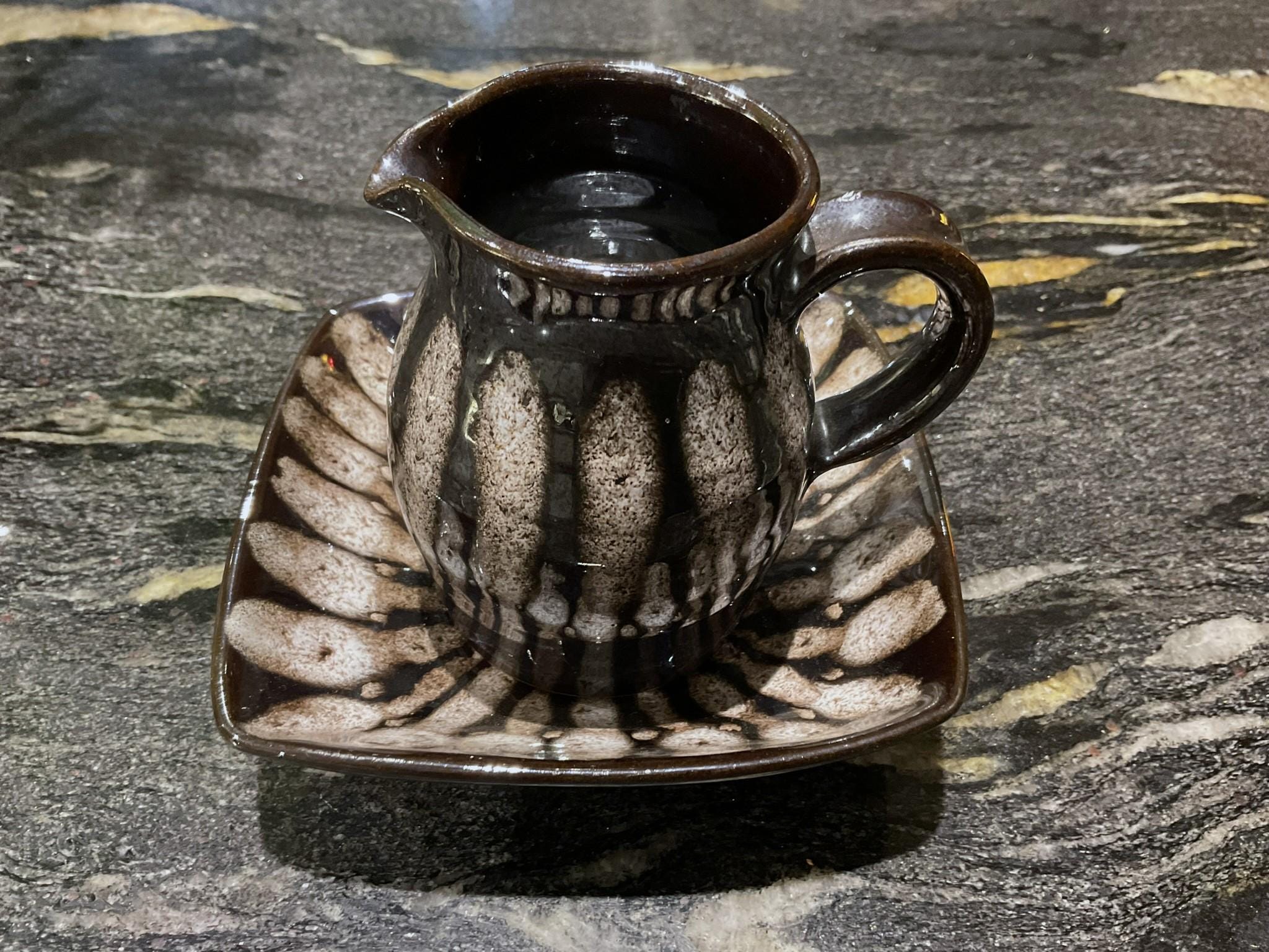 Hasting Studio Pottery Mid-Century Jug and Saucer by Dennis Lucas – 1960s – 1970s