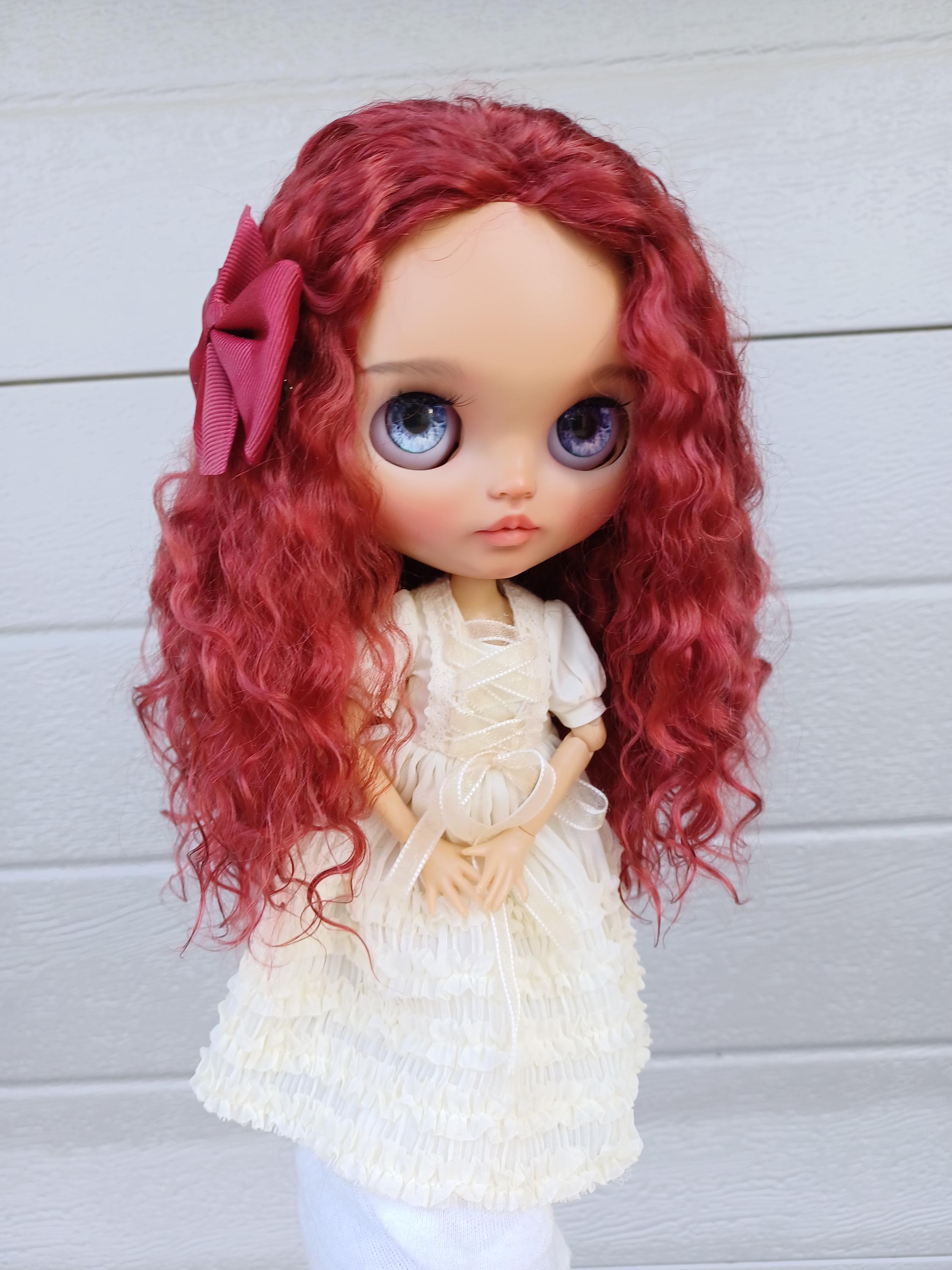 F545ブライススカルプTBLとRBL自然なカールヘア熟したチェリーの色 