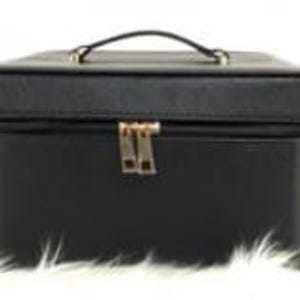 Op de afbeelding: Zwarte juwelendoos van imitatieleer met een gouden rits en handvat.