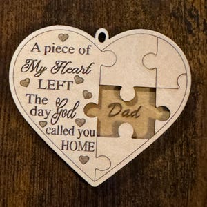 愛する人の名前をレーザー刻印した、パーソナライズされたハート型の記念パズルオーナメントです。