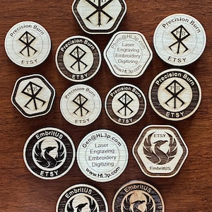 Token de madera grabado con láser personalizado con ambos lados grabados con láser con su diseño especializado.