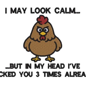 Może przedstawiać: Kreskówka przedstawiająca kurczaka z wściekłym wyrazem twarzy, brązowym korpusem, czerwonym grzebieniem i żółtym dziobem. Tekst brzmi: "I MAY LOOK CALM..." a pod spodem "...BUT IN MY HEAD I'VE PECKED YOU 3 TIMES ALREADY".