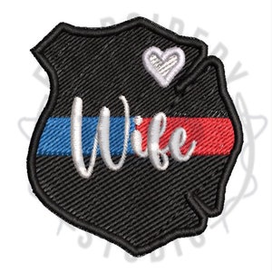 Può includere: Toppa ricamata nera a forma di scudo. Presenta una striscia blu e rossa, la parola "Wife" in corsivo bianco e un cuore bianco. Adatta per abbigliamento o accessori.