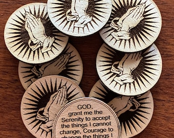 Puede incluir: Fichas de oración de madera con un diseño de manos en oración y una cita de la Oración de la Serenidad. La cita dice: "DIOS, concédeme la serenidad para aceptar lo que no puedo cambiar, el valor para cambiar lo que puedo, y la sabiduría para conocer la diferencia."