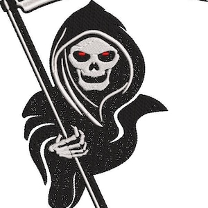 Puede incluir: Parche bordado en blanco y negro de la Muerte sosteniendo una guadaña. La Muerte lleva una túnica con capucha y tiene una cara de calavera con ojos rojos.