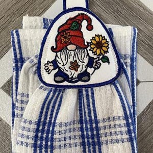 ITH ノーム タオル トッパー 刺繍デザイン 完成作品サイズ: 4x4 フープ使用時 3.9x3.8 インチ。5x7 フープ使用時 4.9x4.7 インチ。8x10 フープ使用時 5.7x5.5 インチ。