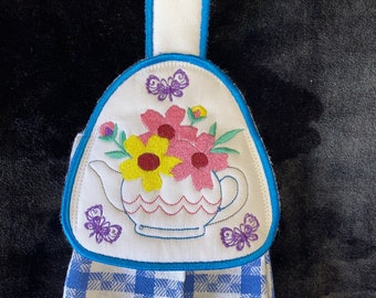 ITH Towel Topper Embroidery Design.  Completed Project Sizes:  3.9"x3.8" with 4x4 hoop.  4.9"x4.7" with 5x7 hoop.  5.7"x5.5" with 8x10 hoop