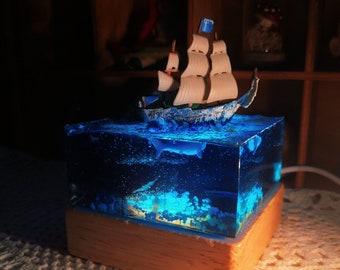 Pirate ship epoxy resin art night lamp， solid wood lamp holder， resin ocean art，home decoration night lamp