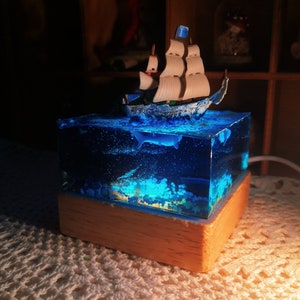 Pirate ship epoxy resin art night lamp， solid wood lamp holder， resin ocean art，home decoration night lamp