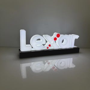 LED-lichtbak met afgeronde bubbelletters, witte diffuse gloed, rode kleurovergang, stippenaccent, lange zwarte vrijstaande voet, bureaulamp voor techwinkel