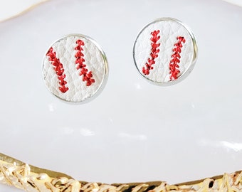 Örhängen i konstläder med sömmar, basebollörhängen, basebollfan, basebollmamma, basebollsmycken, basebollsäsong, basebollörnstift
