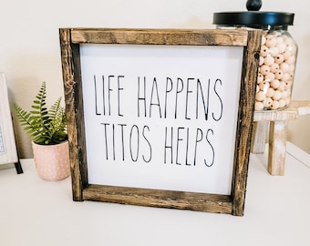 Life Happens Titos Helps Tiered Tablett Dekor, Bauernhaus Holz Bar Schild