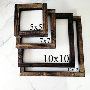 K&ouml;nnte beinhalten: Vier Holzschilder mit Rahmen in verschiedenen Gr&ouml;&szlig;en: 12,7 x 12,7 cm, 17,8 x 17,8 cm, 25,4 x 25,4 cm und 30,5 x 30,5 cm. Die Rahmen sind dunkelbraun und der Hintergrund der Schilder ist wei&szlig;. Die Gr&ouml;&szlig;en sind auf den Schildern angegeben.