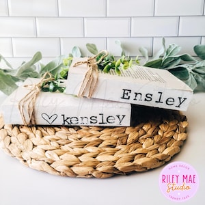 Pile di libri timbrate, decorazioni personalizzate per libri, libri di famiglia personalizzati, pile di libri personalizzate, centrotavola per la festa della mamma