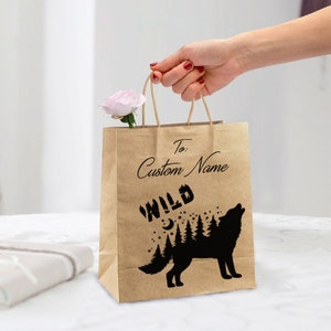 Sacola para presente com nome personalizado Wild Wolf - papel Kraft 9x7 com impressão frente e verso
