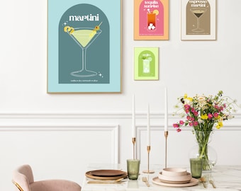 Puede incluir: Cuatro ilustraciones coloridas de cócteles, cada una con el nombre de la bebida y los ingredientes enumerados debajo. Las ilustraciones están enmarcadas y colgadas en una pared blanca sobre una mesa de mármol con un jarrón de flores, candelabros y cubiertos.