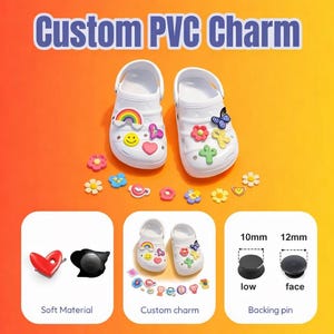 Könnte beinhalten: Weiße Clogs, verziert mit bunten PVC-Anhängern, darunter ein Regenbogen, Blumen und ein Schmetterling. Das Bild zeigt auch zusätzliche Anhänger und Stifte. Der Text oben lautet "Custom PVC Charm."