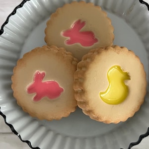 Faux Easter Linzer Cookie: Bunny or Chick Tiered Tray Decor