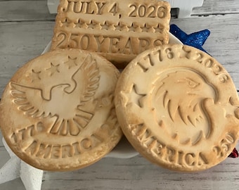 Biscoitos Patrióticos Falsos – Bandeja de Vários Andares para Decoração do 4 de Julho e do 250º Aniversário dos EUA