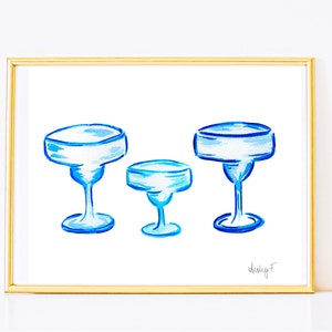 プリント | ブルー マルガリータ グラス 水彩画 トリオ | バー カート カクテル ウォール アート | 海岸沿いのおばあちゃんのプレッピー