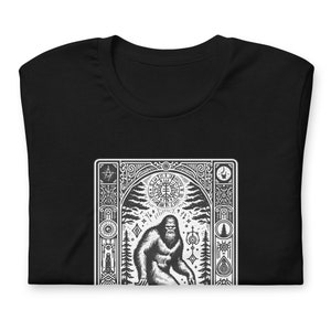 Camiseta unisex Bigfoot Yeti Tarot Card Woods Camping