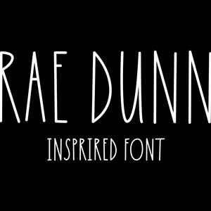 Puede incluir: Fuente inspirada en Rae Dunn en blanco sobre fondo negro. El texto dice "Rae Dunn Inspired Font".