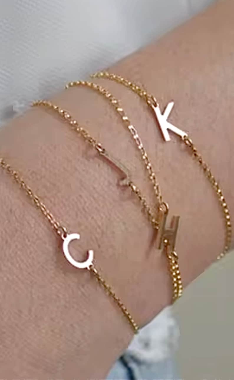 Initialen Armband Gold Filigranes Buchstaben Armband 14k vergoldet, minimalistisch, Gelungenes Geschenk für den Namenstag Bild 3