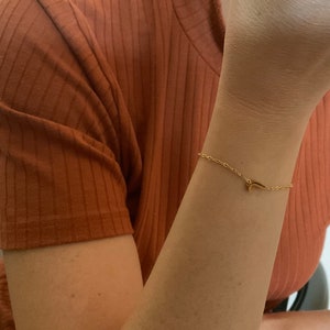Initialen Armband Gold Filigranes Buchstaben Armband 14k vergoldet, minimalistisch, Gelungenes Geschenk für den Namenstag Bild 5