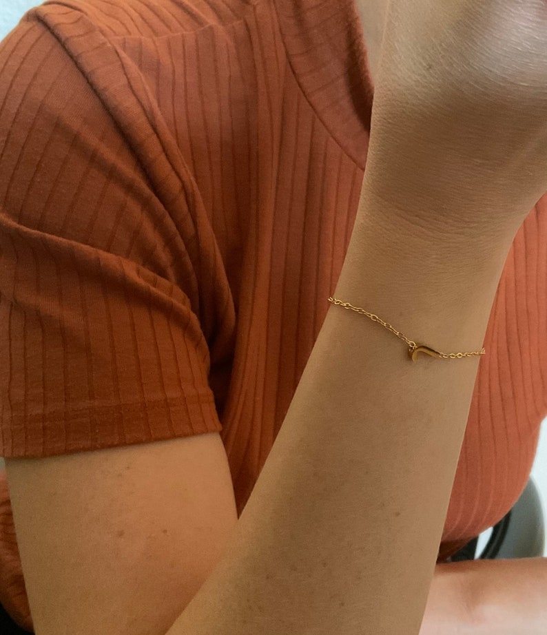Initialen Armband Gold Filigranes Buchstaben Armband 14k vergoldet, minimalistisch, Gelungenes Geschenk für den Namenstag Bild 5