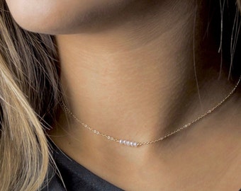 Sehr feine, filigrane Halskette, Choker Minimalist mit kleinen weißen Perlen, 14k vergoldet • Geschenk für Sie • Handgemachter Artikel