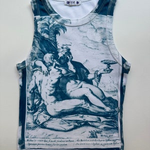 May include: White sleeveless tank top with a blue and white print of a Renaissance-era engraving depicting a couple embracing. The print includes the Latin text "Mutua De uerert lans finode f&aelig;dera ne&eacute;tunt, Als Prokdom ende Bor haven befiten vegarn Opratam parvent homus fine lite quidem".