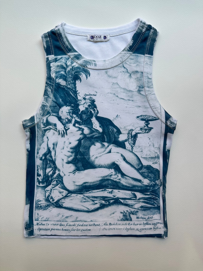 May include: White sleeveless tank top with a blue and white print of a Renaissance-era engraving depicting a couple embracing. The print includes the Latin text "Mutua De uerert lans finode f&aelig;dera ne&eacute;tunt, Als Prokdom ende Bor haven befiten vegarn Opratam parvent homus fine lite quidem".