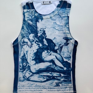 May include: A white tank top with a blue and white print of a Renaissance-era scene. The print features two figures, a man and a woman, embracing. The text at the bottom of the print reads "Mutua in curet laus fmodi fodera no&eacute;tunt, Als Provkdom onde Eer har in liefden waarm Opratam parent hams fine lite quidem. Ons lewen nacrt bogheer zy wyen van befivar."