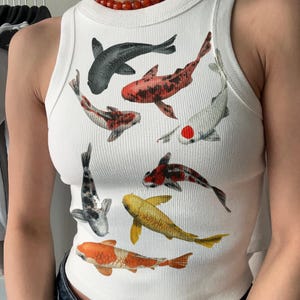 Top corto con estampado de peces koi, estilo costero Y2K