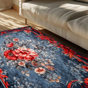 Alfombra vintage con estampado floral rojo, lavable y antideslizante, con fondo azul, ideal para sala de estar y dormitorio. imagen 2