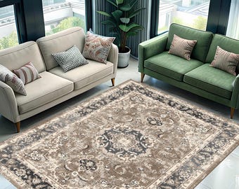 Puede incluir: Una alfombra rectangular grande con un diseño ornamental y tradicional. La alfombra presenta un medallón central en tonos grises y crema, rodeado por un borde gris oscuro y beige. La alfombra está colocada en un salón con dos sofás.