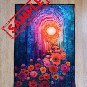 Puede incluir: Una alfombra colorida con un dise&ntilde;o de un camino que lleva a un sol brillante a trav&eacute;s de un t&uacute;nel de arcos. El camino est&aacute; bordeado de flores rojas, rosas y naranjas.
